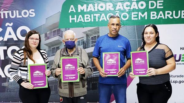 Sehab Barueri entrega títulos de extinção e quitação de débitos para moradores do Aníbal Correa 