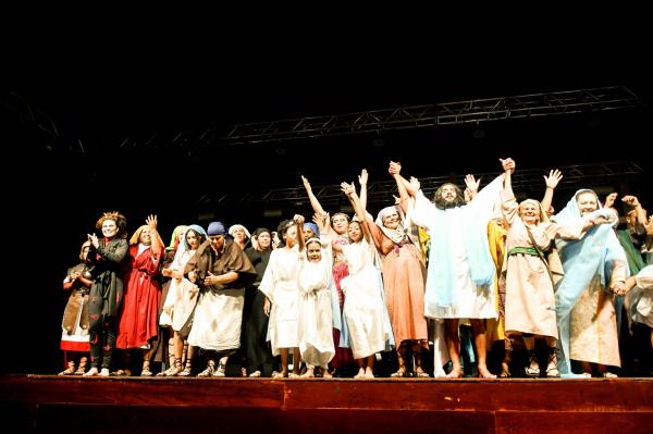 Paixão de Cristo de Jandira encanta o público com emocionante espetáculo no Teatro Municipal Luiz Gonzaga