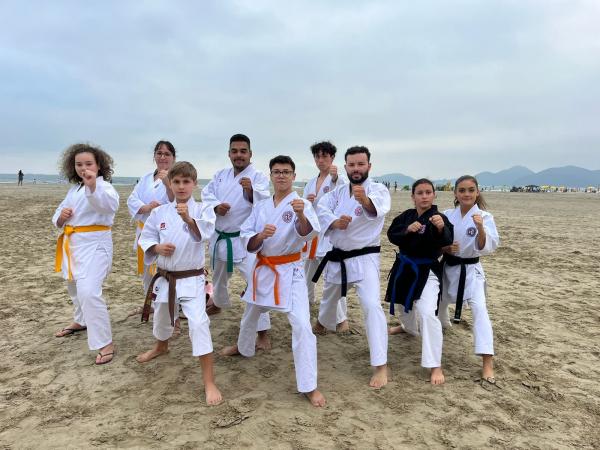 Comemorando o dia do Karateca, mais de 300 atletas se reuniram em Santos para uma aula especial