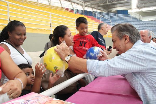Prefeito Furlan entrega brinquedos de Natal e faz alegria de milhares de crianças 