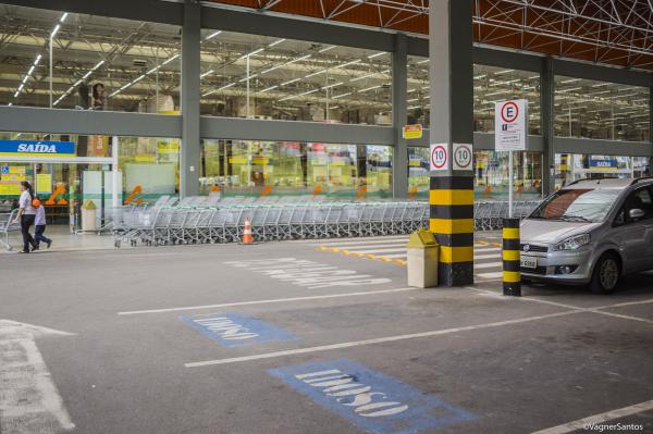 Agentes de trânsito fiscalizam o uso de vagas especiais em vias públicas e em estabelecimentos privados