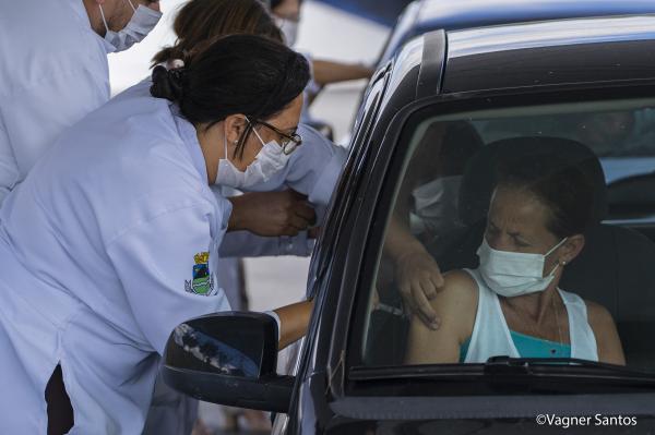 Cotia recebe novas doses de vacina contra a gripe e leva drive-thru para o Shopping Granja Vianna, nessa quinta (26)