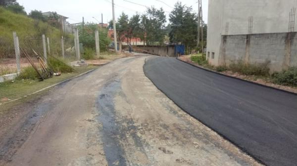 Chegou a vez da Rua dos Angicos, no Recanto Verde, receber pavimentação asfáltica