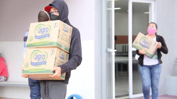 Pais de estudantes da rede recebem terceira cesta com itens da merenda 