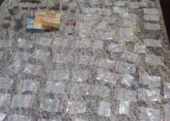 Policía prende dois indivíduos por tráfico de drogas em Itapevi