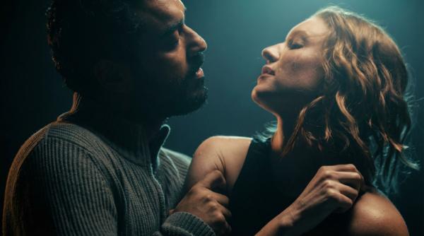 Lia Levin e Thomás Aquino encenam relação abusiva em clipe novo da cantora e compositora