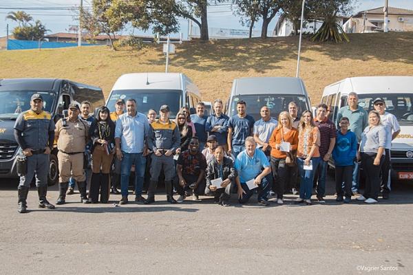 Settrans entrega selo de ‘Autorizado’ para os transportadores escolares e TEG de Cotia