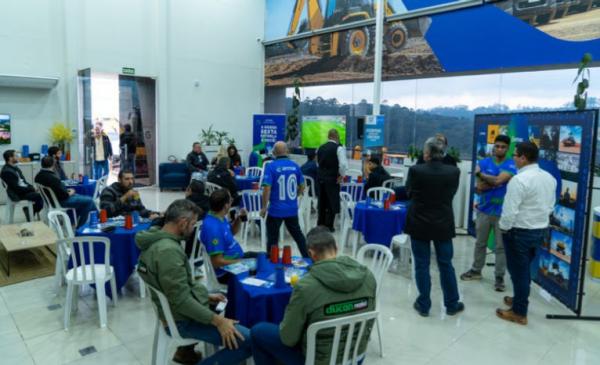 Armac reúne clientes e parceiros em evento de abertura do maior campeonato de futebol do mundo e lança álbum de figurinhas temático   