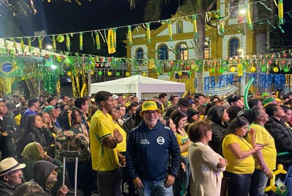Praça da Matriz de Cotia reuniu centenas de torcedores para assistir a estreia do Brasil na Copa 