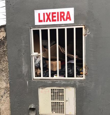 Moradora reclama da empresa responsável pela coleta de lixo em Cotia