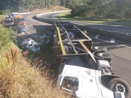 Caminhão tombado tinha R$ 2,3 mi em carros de luxo e até 'SUV da Anitta'