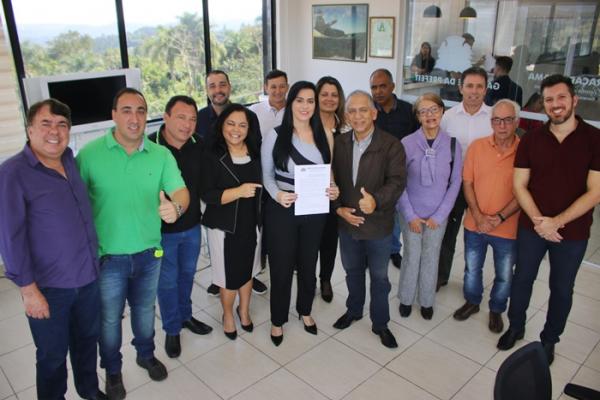 Moradores do Residencial Vale da Benção se reúnem com prefeita para assinatura da concessão de direito real de uso