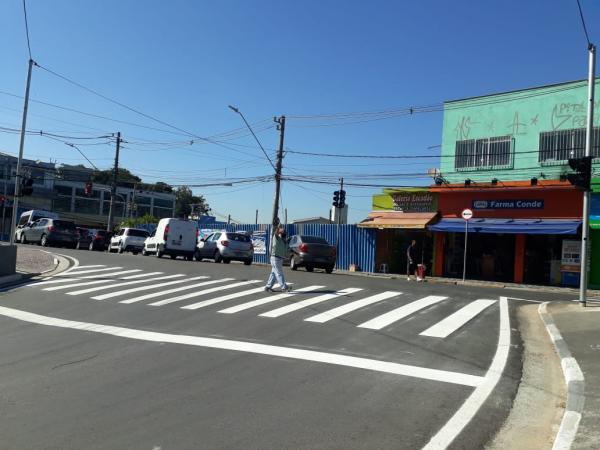 Prefeitura de Cotia implanta semáforo em travessia de pedestre da Senador Feijó