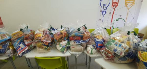Postos de vacinação de Barueri recebem doação de alimentos e produtos de higiene