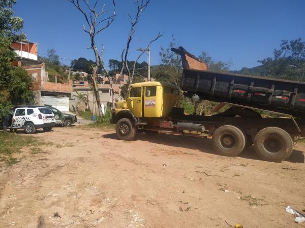 Guarda Ambiental e PM Rural flagram descarte irregular de entulho em área preservação em Cotia