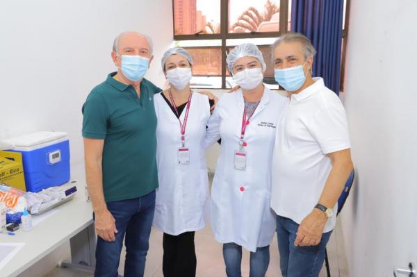 Furlan sai à frente e vacina professores de Barueri