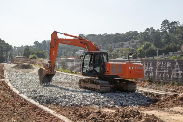 Prefeitura de Cotia prepara a base do pavimento da rua Toureiros para aplicação de massa asfáltica