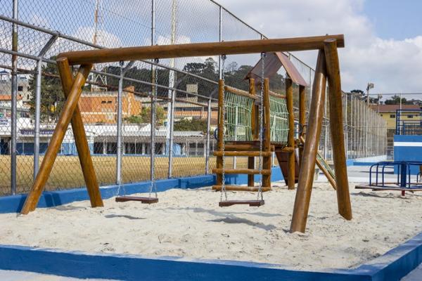 Prefeitura de Cotia instala área de lazer no entorno do Estádio de Caucaia do Alto