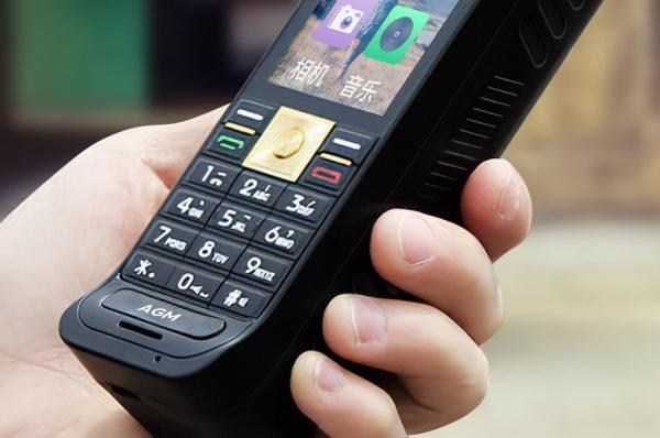 Tijolão está de volta inspirado em celular Motorola de 1983