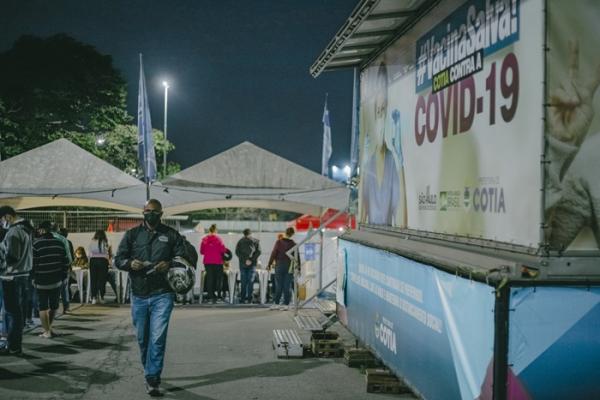 Na primeira noite de ‘corujão’ de vacinação contra a Covid, Cotia atende mais de 2 mil pessoas