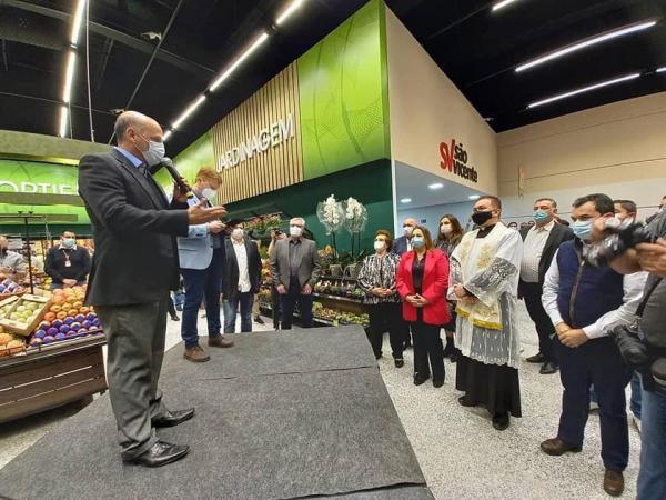 Moacyr Felix, presidente da ACIB, participou da inauguração da Rede de Supermercados São Vicente, em Barueri