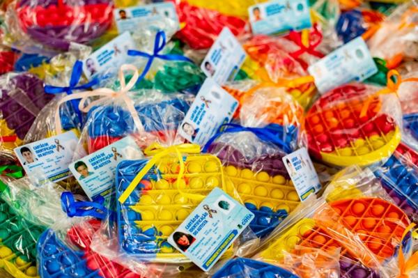 Dia das crianças: Fundo Social está entregando ‘pop it’ para crianças autistas cadastradas na CIPTEA