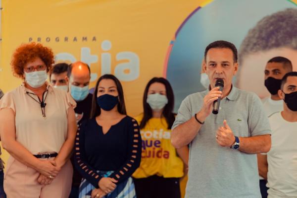 Prefeito Rogério Franco entrega mais de 500 aparelhos auditivos em Cotia