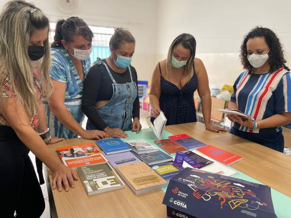 Prefeitura de Cotia implanta o Projeto Professor Leitor e distribui livros para educadores