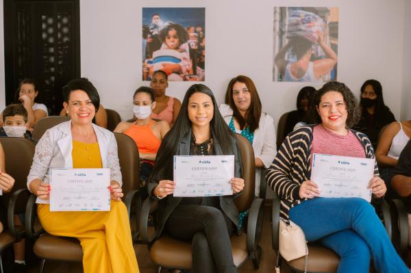 Fundo Social forma mais uma turma dos cursos de Design de Sobrancelhas e Manicure