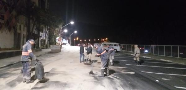 Caminhão derrama óleo na Raposo Tavares e causa vários acidentes