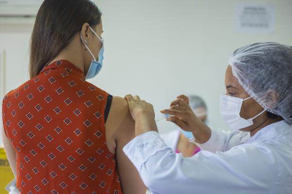 Cotia aplicará a 2ª dose adicional contra a Covid com doses remanescentes em trabalhadores de saúde e 50+