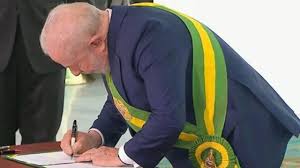  No primeiro dia, Lula cumpre promessas e revoga decretos de Bolsonaro