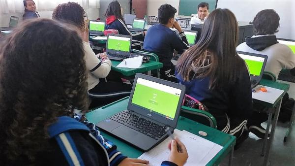 Alunos da Emef Amador Aguiar se interessam por matemática usando tecnologia