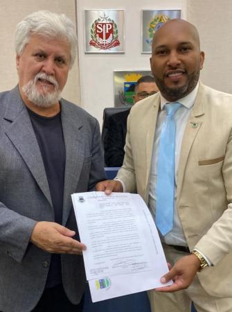 Ex- prefeito Dr. Ailton Ferreira recebe moção de aplausos da Câmara Municipal de Cotia