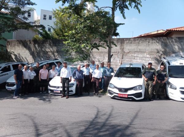 Taxistas recebem selo que atesta regularidade de funcionamento em Cotia