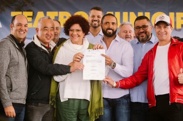 Prefeita Ângela Maluf assina ordem de serviço para inicio das obras do Teatro Municipal em Cotia