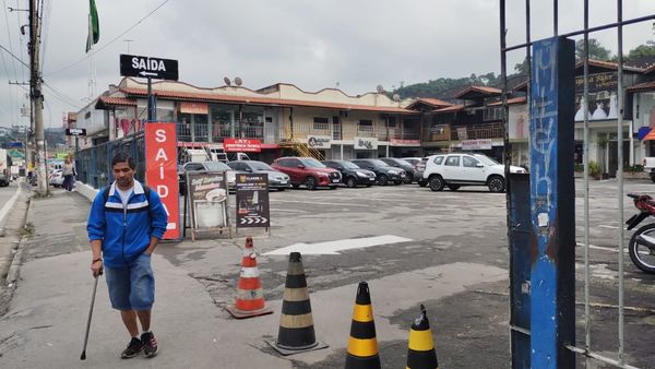 Cliente faz alerta sobre mudança em entrada de  estacionamento que quase causou acidente grave.