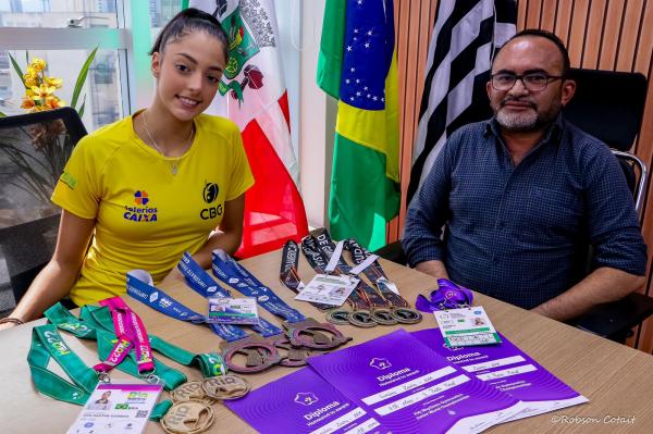 Ginasta osasquense Laura Gamboa visita Câmara após conquistar 6º lugar no Mundial