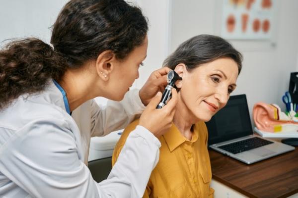  Especialistas orientam sobre cuidados com o excesso de cera no ouvido