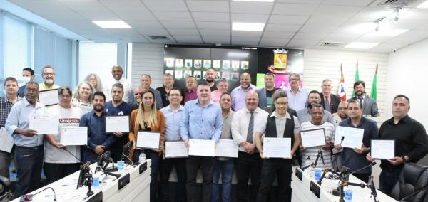 Presidente da Câmara de Carapicuiba Ronaldo Souza homenageia Asemorig que representa Jornalistas da Região.
